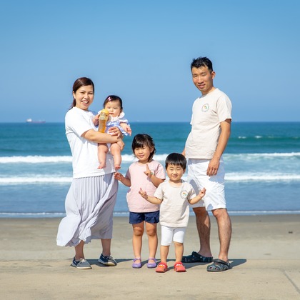 高橋 千尋が出張撮影したドラム, フラッシュ撮影, ビーチの人々などが写った「海」の家族写真