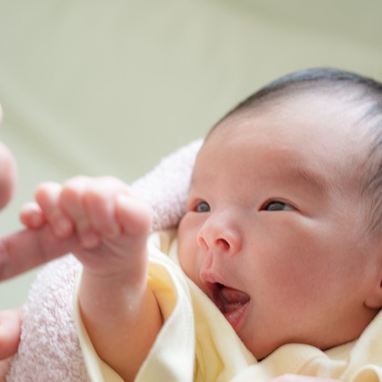高木勇斗が出張撮影した赤ちゃん・幼児服, 自然の中の人々, 街路灯が写ったニューボーンフォトの写真