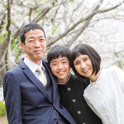 なかがわさとみが出張撮影した「中学校入学の日に桜と撮影」の家族写真