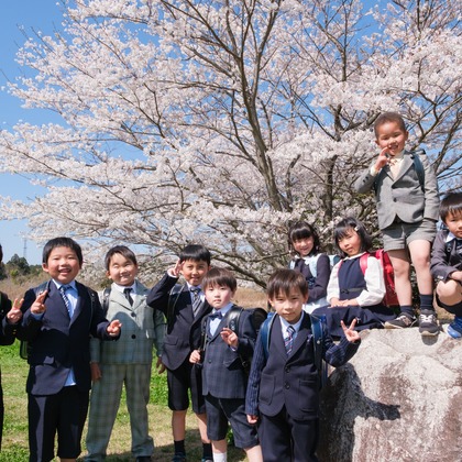 高夏写真店が出張撮影した「入学記念の写真撮影」の家族写真