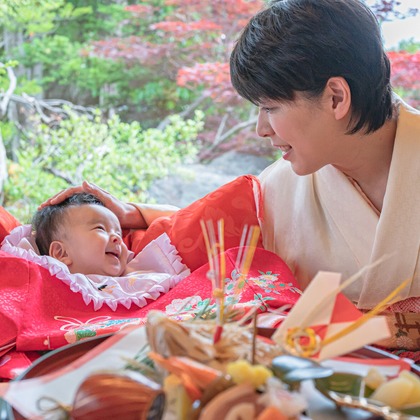 高木勇斗が出張撮影した「お食い初め」の家族写真