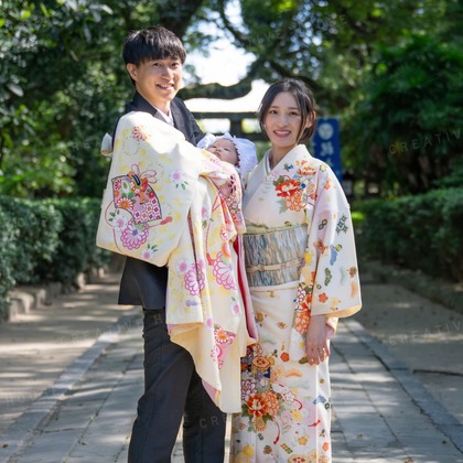 CREATIVE HOUSEが出張撮影したMomijihachimangu, Hakozakigu, ネクタイなどが写った「お宮参り」の家族写真