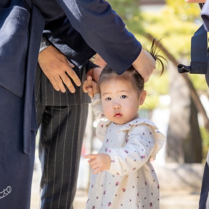 大森光太郎・K-PHOTOが出張撮影した赤ちゃん・幼児服, 分かち合う, フラッシュ撮影などが写った「家族写真撮影」の家族写真