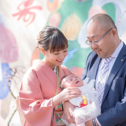 まんまるフォトが出張撮影した儀式, ヘアアクセサリー, オレンジなどが写った「お宮参り・赤ちゃん写真」の家族写真