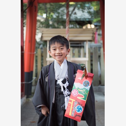 この写真は、出張撮影(家族写真(キッズ,ベビーフォト))のアルバム「七五三ロケーション撮影」にある写真の1枚で、家族写真(キッズ,ベビーフォト)などが写っています。<br>「七五三ロケーション撮影」では他にも:albumPhotoCount枚の家族写真を見ることができます。撮影者は福田博之です。カメラマンのプロフィールページで、家族写真(キッズ,ベビーフォト)撮影の口コミやおすすめコメントを見ることができます。