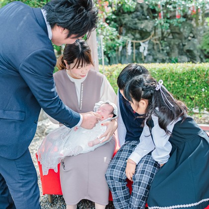 玉城　肇が出張撮影したネクタイ, フラッシュ撮影, ジェスチャーなどが写った「お宮参り撮影」の家族写真