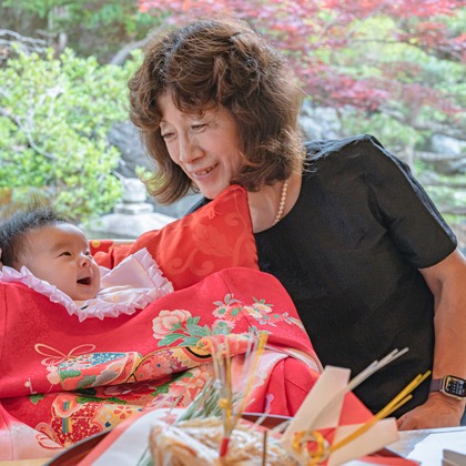 高木勇斗が出張撮影した「お食い初め」の家族写真