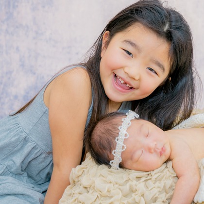 かわもとえつこが出張撮影したベージュ, 家族一緒に写真を撮る, 架空の人物などが写った「ニューボーンフォト」の家族写真