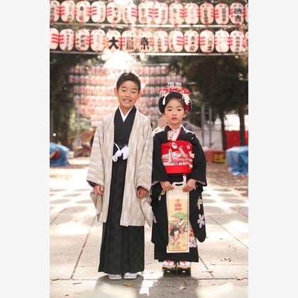 この写真は、出張撮影(家族写真(キッズ,ベビーフォト))のアルバム「大国魂神社　七五三撮影」にある写真の1枚で、家族写真(キッズ,ベビーフォト)などが写っています。<br>「大国魂神社　七五三撮影」では他にも:albumPhotoCount枚の家族写真を見ることができます。撮影者はKan Suzuki  photographyです。カメラマンのプロフィールページで、家族写真(キッズ,ベビーフォト)撮影の口コミやおすすめコメントを見ることができます。