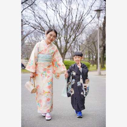 この写真は、出張撮影(家族写真(キッズ,ベビーフォト))のアルバム「Osaka & Kyoto Location Photography」にある写真の1枚で、家族写真(キッズ,ベビーフォト)などが写っています。<br>「Osaka & Kyoto Location Photography」では他にも:albumPhotoCount枚の家族写真を見ることができます。撮影者はtakumatravelです。カメラマンのプロフィールページで、家族写真(キッズ,ベビーフォト)撮影の口コミやおすすめコメントを見ることができます。