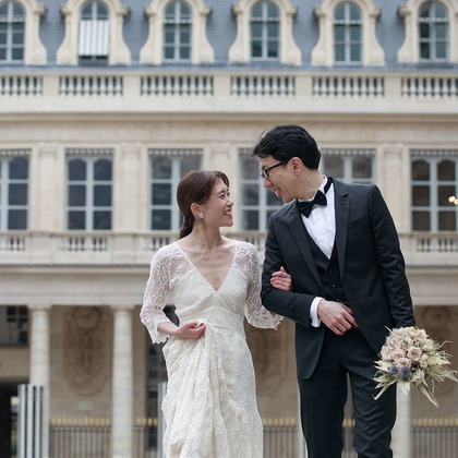 Petite Nao Photographyが撮影した「秋のパリでのフォトウェディング（トロカデロ広場、セーヌ川沿い、ビルアケム橋、バス、オルセー美術館、ルーブル美術館、パレロワイヤル、ギャルリーヴィヴィエンヌ）」の写真