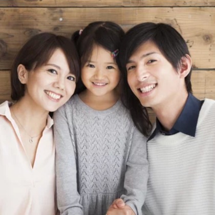 CREATIVE HOUSEが出張撮影したネクタイ, 分かち合う, フラッシュ撮影などが写った「ファミリーフォト出張撮影」の家族写真