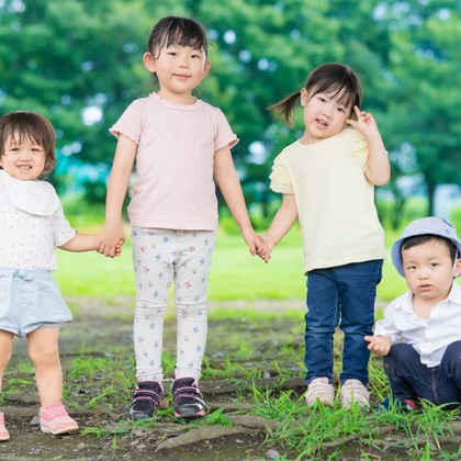 CREATIVE HOUSEが出張撮影したネクタイ, 分かち合う, フラッシュ撮影などが写った「ファミリーフォト出張撮影」の家族写真