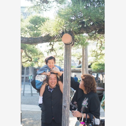 藤原和彦が出張撮影した「活気あふれる柴又帝釈天」の家族写真