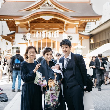 植村由理が出張撮影した肉食動物, 誕生, イヌ科などが写った「お宮参り　＠水天宮」の家族写真