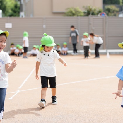 T.Matsumuraが出張撮影した甘いひよこ, 鍛冶池キャンプ場, ローラースポーツなどが写った「運動会（保育園）」の家族写真