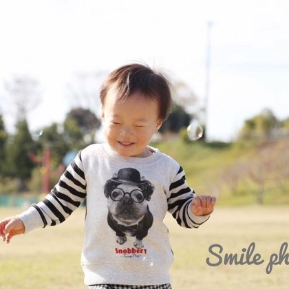 Smile works／益田ともかが出張撮影した赤ちゃんのおもちゃで遊ぶ, 子供たちと遊ぶ, イヌ科などが写った「ロケーションフォト」の家族写真