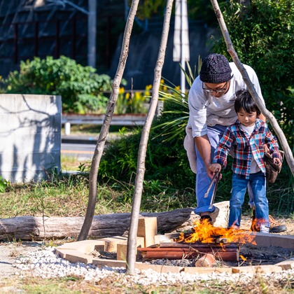 塩川善之（40213.film）が出張撮影した荷物とバッグ, ネクタイ, 分かち合うなどが写った「出張ご家族撮影」の家族写真