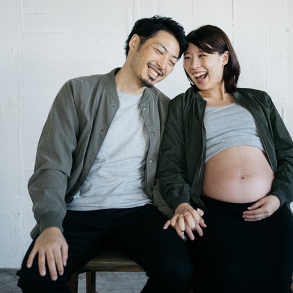 植村由理が出張撮影した手首, 母, トランクなどが写った「マタニティフォト@スタジオ」の家族写真