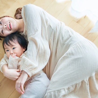 CREATIVE HOUSEが出張撮影したネクタイ, 分かち合う, フラッシュ撮影などが写った「ファミリーフォト出張撮影」の家族写真