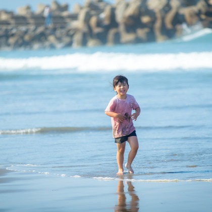 高橋 千尋が出張撮影したドラム, フラッシュ撮影, ビーチの人々などが写った「海」の家族写真