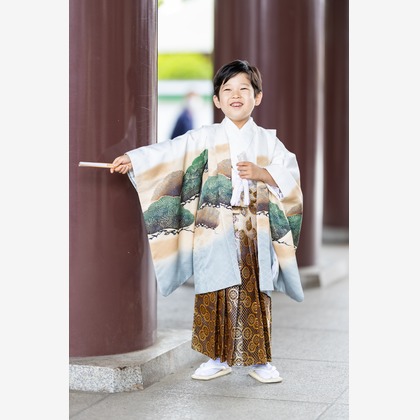 この写真は、出張撮影(家族写真(キッズ,ベビーフォト))のアルバム「七五三」にある写真の1枚で、家族写真(キッズ,ベビーフォト)などが写っています。<br>「七五三」では他にも:albumPhotoCount枚の家族写真を見ることができます。撮影者は奥田大貴です。カメラマンのプロフィールページで、家族写真(キッズ,ベビーフォト)撮影の口コミやおすすめコメントを見ることができます。