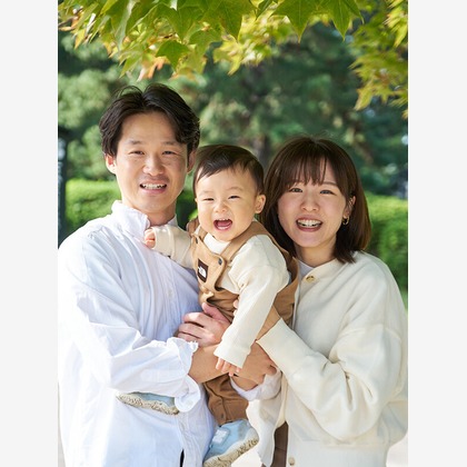 Tatsuyaが出張撮影した全体, 赤ちゃん・幼児服, 襟などが写った「家族写真撮影」の家族写真