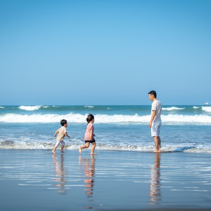 高橋 千尋が出張撮影したドラム, フラッシュ撮影, ビーチの人々などが写った「海」の家族写真