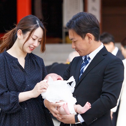 中井企画が出張撮影した挨拶, ネクタイ, 赤ちゃん・幼児服などが写った「お宮参り」の家族写真