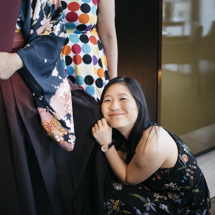 植村由理が出張撮影した脊椎動物, コミュニケーション, 植物などが写った「卒業式 at 早稲田大学、オークウッドプレミア東京」の家族写真