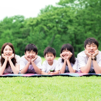 AXiS Photo Servise 藤井靖史が出張撮影したフラッシュ撮影, シャツ, ビーチの人々などが写った「一般出張撮影」の家族写真