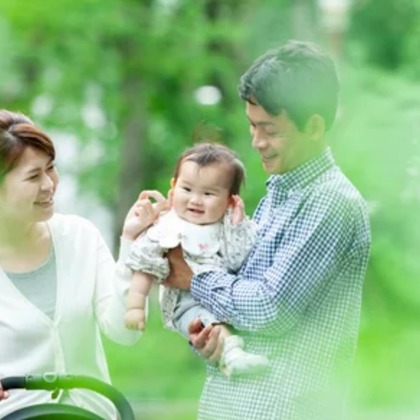 CREATIVE HOUSEが出張撮影したネクタイ, 分かち合う, フラッシュ撮影などが写った「ファミリーフォト出張撮影」の家族写真