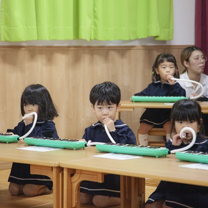 スタジオ11が出張撮影した赤ちゃん・幼児服, 適応, ショートパンツなどが写った「お遊戯会」の家族写真