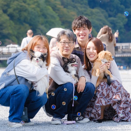 高夏写真店が出張撮影した子鹿, 肉食動物, ジェスチャーなどが写った「家族写真の撮影」の家族写真