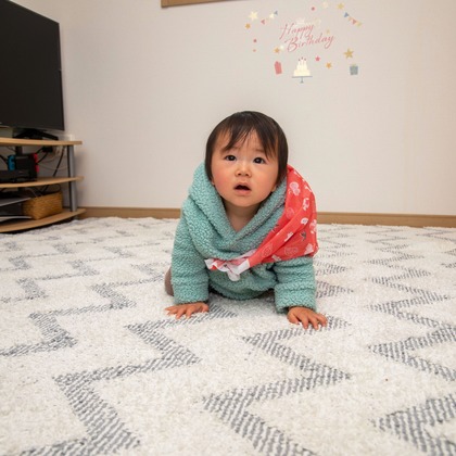 岩坪眞一郎が出張撮影した慰め, 食器, ソファーなどが写った「一歳の誕生日記念」の家族写真