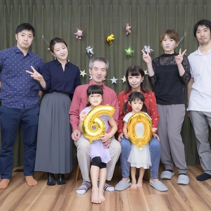 A&Y写真OFFICEが出張撮影した荷物とバッグ, シンボル, バックパックなどが写った「家族写真」の家族写真