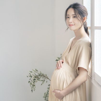 CREATIVE HOUSEが出張撮影したフラッシュ撮影, ビーチの人々, ジェスチャーなどが写った「マタニティフォト」の家族写真