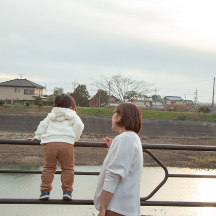 ゆのみふぉとが出張撮影した自然の中の人々, 手をつないで, 友情などが写った「桜とお写真」の家族写真