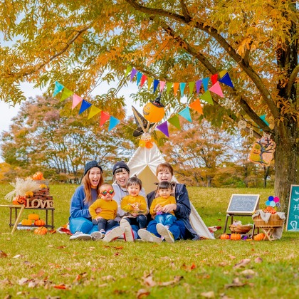 FILMIEREが出張撮影した自然の中の人々, ショートパンツ, 家族写真などが写った「ファミリーフォト」の家族写真