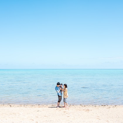櫻井一平が出張撮影した自然の中の人々, 日本の建築, 中国建築などが写った「ファミリーフォト」の家族写真