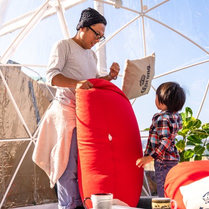 塩川善之（40213.film）が出張撮影した荷物とバッグ, ネクタイ, 分かち合うなどが写った「出張ご家族撮影」の家族写真