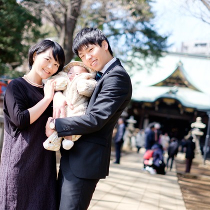 アトリエ　エピカ/清水　一哉が出張撮影したインタラクション, 顔, お宮参りなどが写った「お宮参り」の家族写真