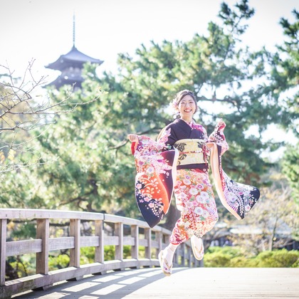 アトリエ　エピカ/清水　一哉が出張撮影した横浜イングリッシュガーデン, ストリートファッション, 自然の中の人々などが写った「成人前撮り　＠三渓園」の家族写真