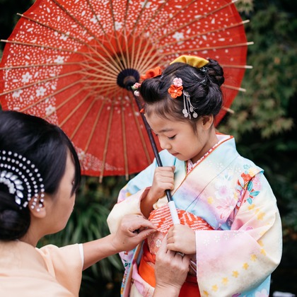 植村由理が出張撮影したストリートファッション, 753, 生物などが写った「七五三　＠神明社　横浜」の家族写真