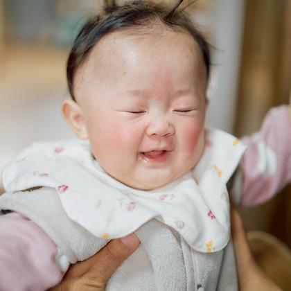 Hiroki Anzaiが出張撮影した赤ちゃんの輸送, 唇, 肘などが写った「Family Photo」の家族写真