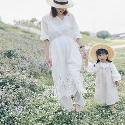 NISHIMURA AKINOBUが出張撮影したドレス, ジェスチャー, 自然の中の人々などが写った「家族フォト@二子玉川公園（東京都世田谷区）」の家族写真