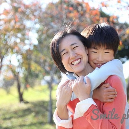 Smile works／益田ともかが出張撮影した赤ちゃんのおもちゃで遊ぶ, 子供たちと遊ぶ, イヌ科などが写った「ロケーションフォト」の家族写真