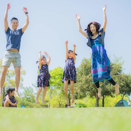 フォスタムが出張撮影した植物, 顔, 頬などが写った「春の公園で家族フォト」の家族写真