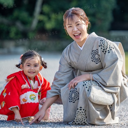 CREATIVE HOUSEが出張撮影した配送ボックス, ネクタイ, 武道の制服などが写った「七五三」の家族写真