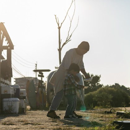 塩川善之（40213.film）が出張撮影した荷物とバッグ, ネクタイ, 分かち合うなどが写った「出張ご家族撮影」の家族写真